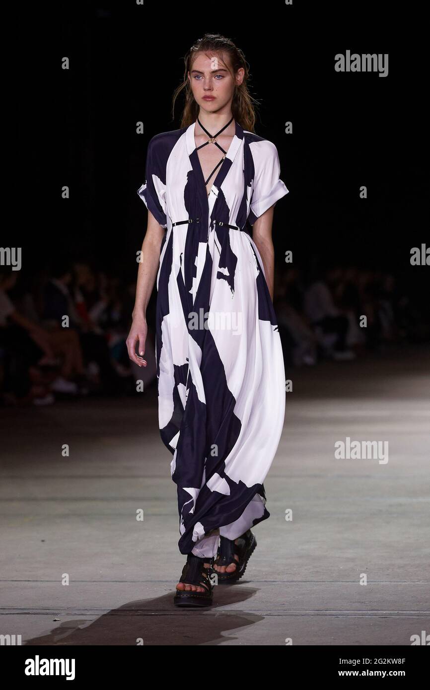 Un modèle marche sur la piste pendant le spectacle KITX pendant le Afterpay Australian Fashion week Resort 2022 Collections à Carriageworks le 2 juin 2021 in Banque D'Images