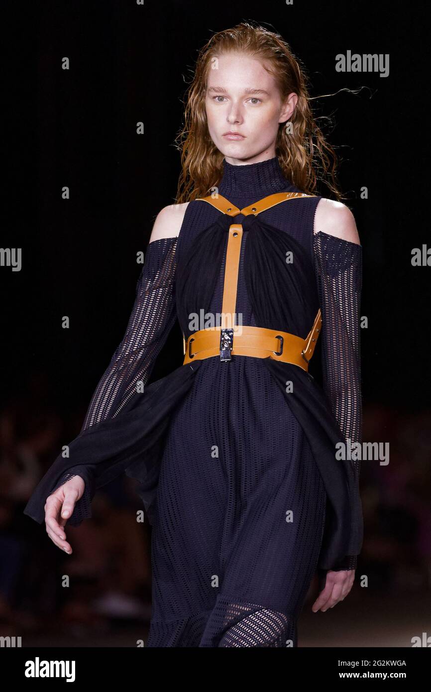 Un modèle marche sur la piste pendant le spectacle KITX pendant le Afterpay Australian Fashion week Resort 2022 Collections à Carriageworks le 2 juin 2021 in Banque D'Images