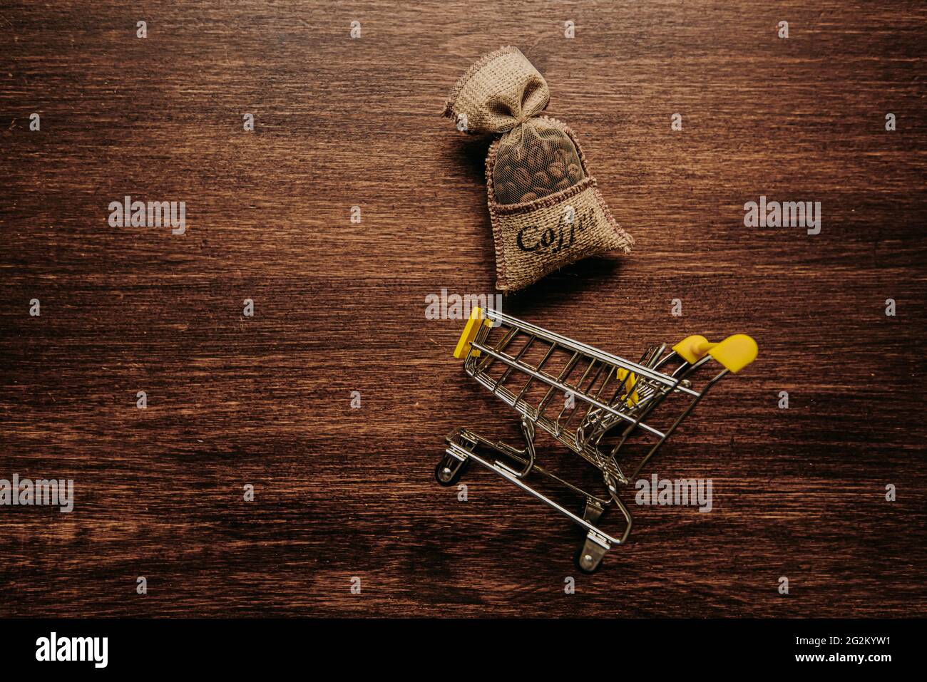 grains de café dans un sac panier panier panier en bois foncé. Banque D'Images