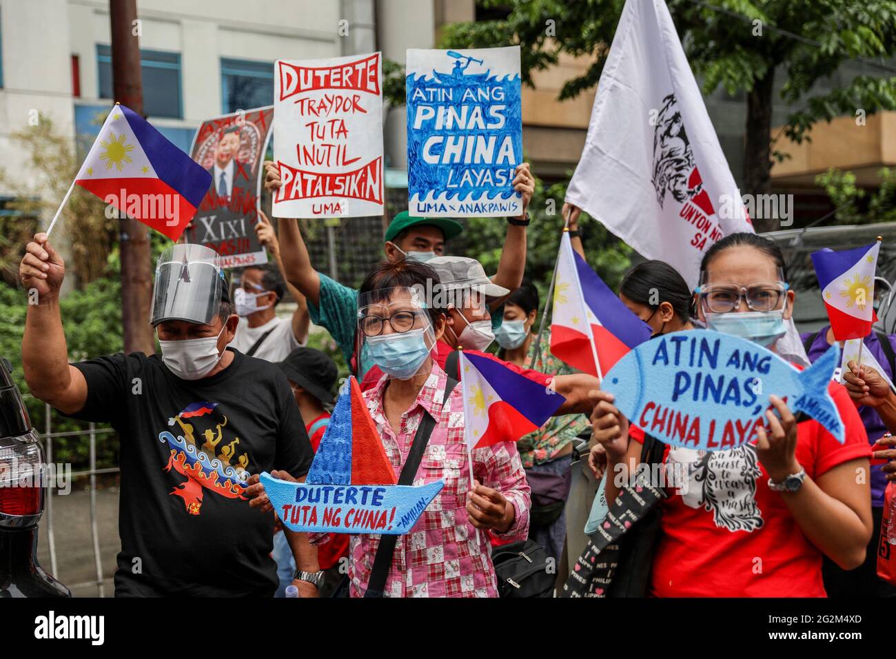 Metro Manille, Philippines. 12 juin 2021. Les activistes ont crié des slogans lors d'une manifestation devant le consulat chinois marquant le jour de l'indépendance dans le quartier financier de Makati. Divers groupes ont appelé la Chine à mettre fin à ses activités maritimes dans la mer de Chine méridionale contestée, qui met en danger la paix et la stabilité dans la région. Crédit : CIC de la majorité mondiale/Alamy Live News Banque D'Images