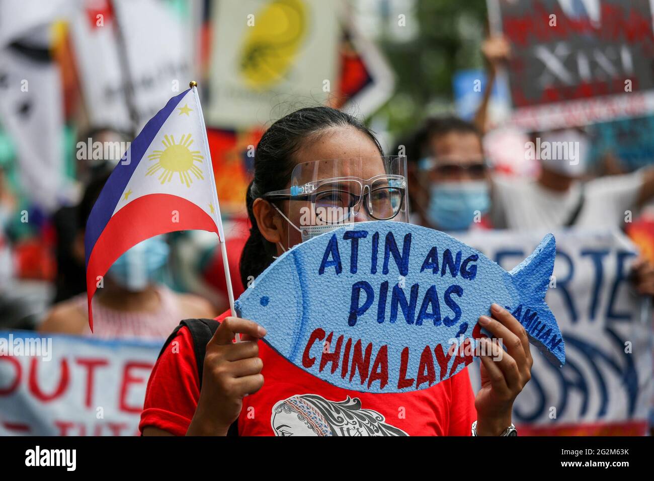 Metro Manille, Philippines. 12 juin 2021. Un activiste tient un écriteau devant le consulat chinois lors d'une manifestation pour marquer le jour de l'indépendance dans le quartier financier de Makati. Divers groupes ont appelé la Chine à mettre fin à ses activités maritimes dans la mer de Chine méridionale contestée, qui met en danger la paix et la stabilité dans la région. Crédit : CIC de la majorité mondiale/Alamy Live News Banque D'Images