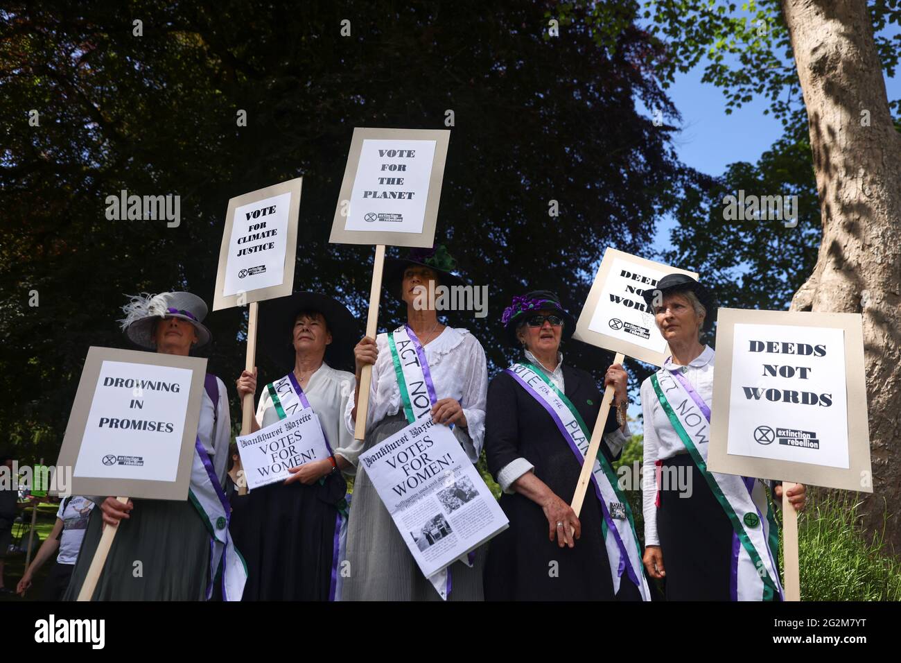 Les manifestants tiennent des pancartes lors d'une manifestation de rébellion d'extinction au parc Kimberley à Falmouth, au cours du sommet du G7, à Cornwall, en Grande-Bretagne, le 12 juin 2021. REUTERS/Tom Nicholson Banque D'Images