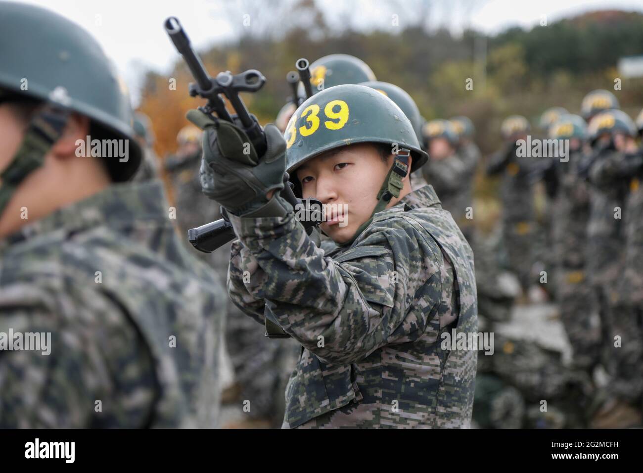 11 juin 2021-Pohang, Corée du Sud-in cette date de prise de photos est le 12 avril 2019. Les stagiaires de la Marine sud-coréenne participent à une formation militaire de base au camp de chaussures de Marine à Pohang, en Corée du Sud. Le corps des Marines de la République de Corée, également connu sous le nom de corps des Marines de la République de Corée, est le corps marin de la Corée du Sud. Le ROKMC est une branche de la marine de la République de Corée responsable des opérations amphibies et sert également de force de réaction rapide et de réserve stratégique. Le ROKMC a été fondé comme une force d'opérations de répression contre les partisans communistes en 1949, avant la guerre de Corée. Banque D'Images