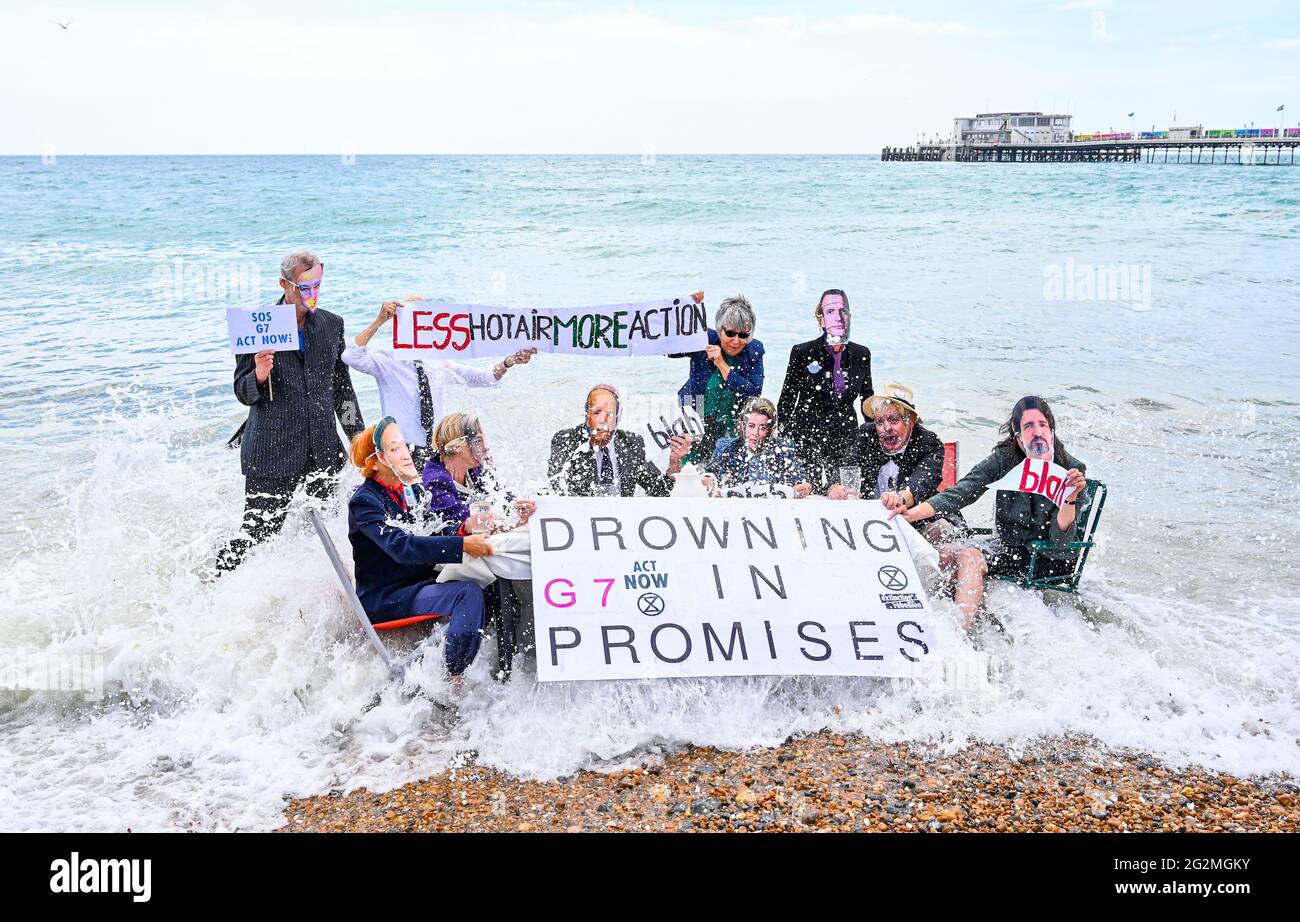 Worthing Sussex Royaume-Uni 12 juin 2021 - les militants de l'extinction Rebellion se mouillent dans la mer alors qu'ils prennent part aujourd'hui à une manifestation sur la plage Worthing dans le cadre d'un week-end d'action pour coïncider avec le sommet du G7 et mettre en évidence les effets du changement climatique et de la montée de la mer Niveaux : crédit Simon Dack / Alamy Live News Banque D'Images