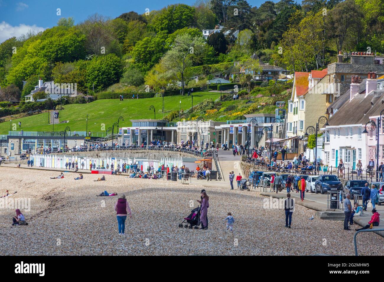 La plage de galets et les jardins de Langmoor et Lister à Lyme Regis sur la côte jurassique, Dorset, Royaume-Uni Banque D'Images