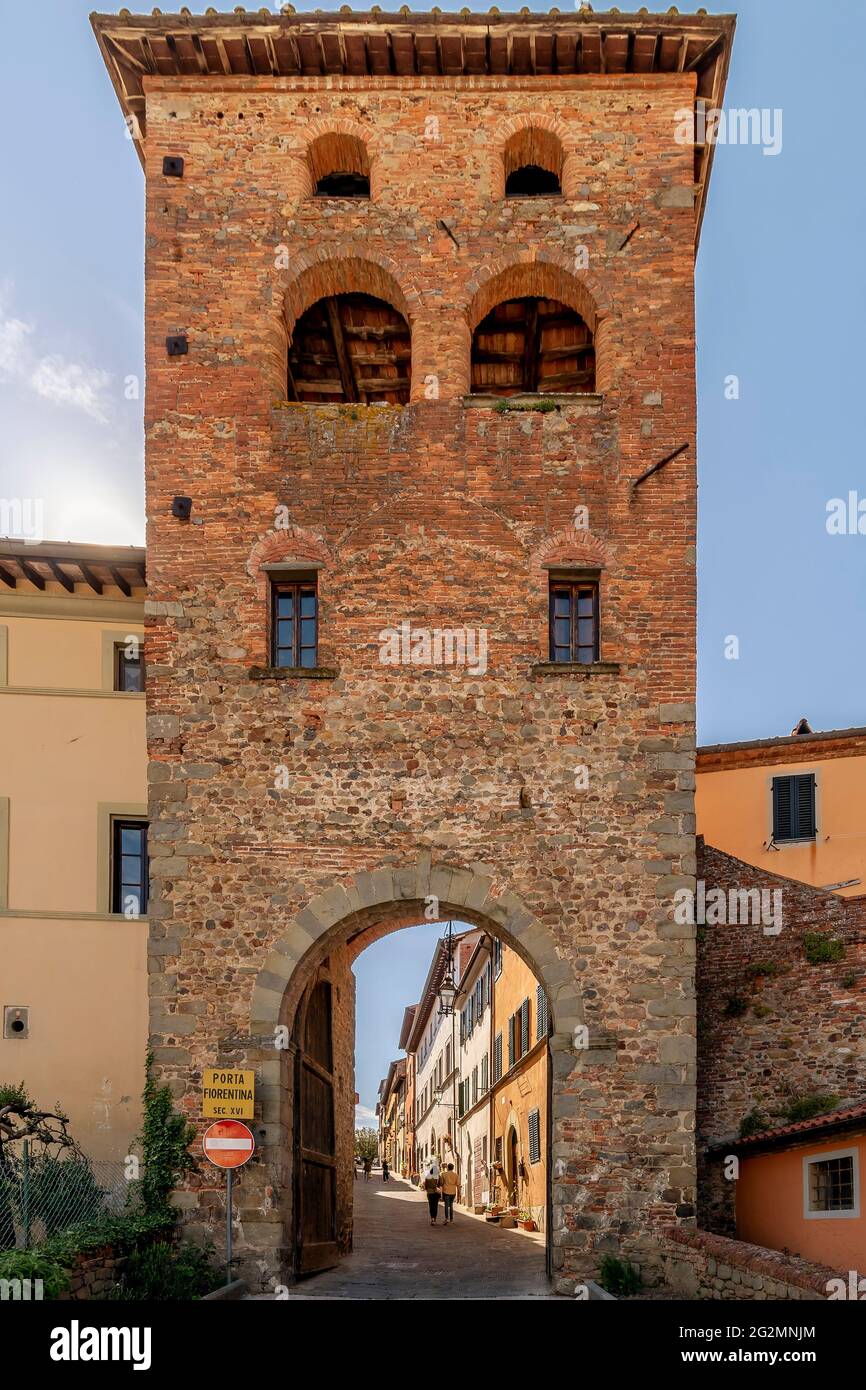 L'ancienne Porta Fiorentina dans le centre historique de Montecarlo, Lucca, Italie, par une journée ensoleillée Banque D'Images