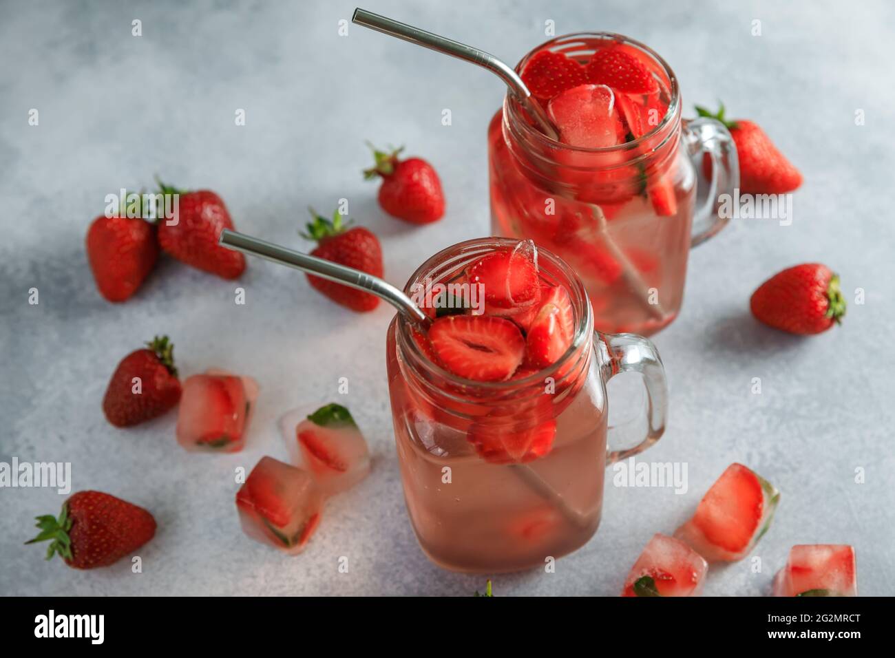 Boisson rafraîchissante aux fraises avec baies. Pas de boisson à base de sucre et concept sain Banque D'Images