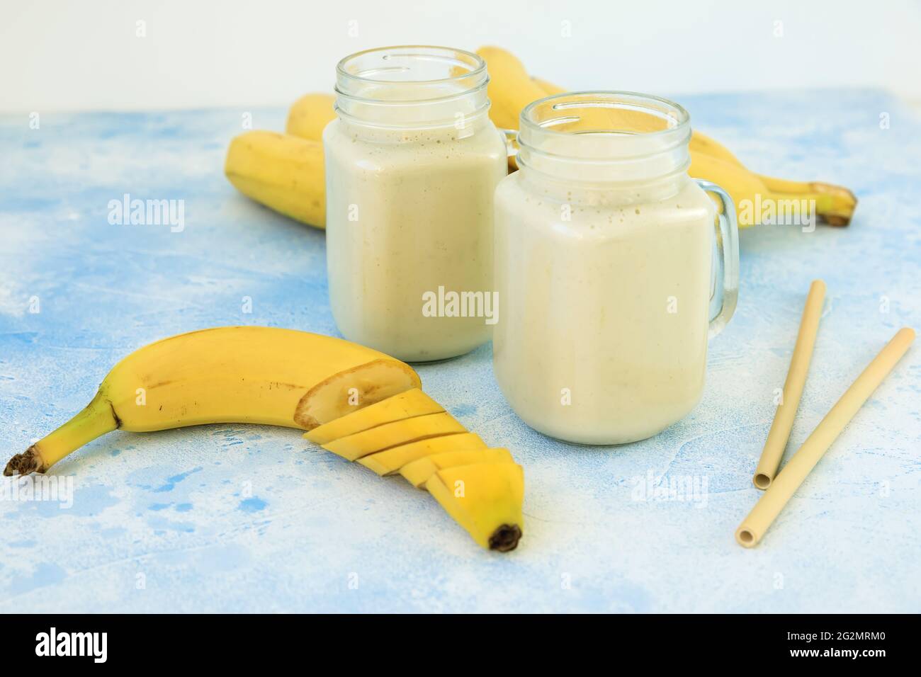 Smoothie savoureux avec fruits à la banane et pailles en bambou. Concept végétarien de nourriture, de régime et de santé Banque D'Images