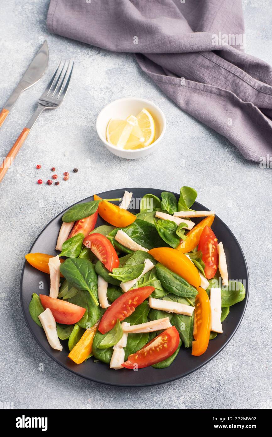 Salade de calmar bouilli, tomates fraîches, feuilles d'épinards. Délicieux plat à base de légumes et de fruits de mer Banque D'Images Salade de calmar bouilli, tomates fraîches, feuilles d'épinards. Délicieux plat à base de légumes et de fruits de mer Banque D'Images