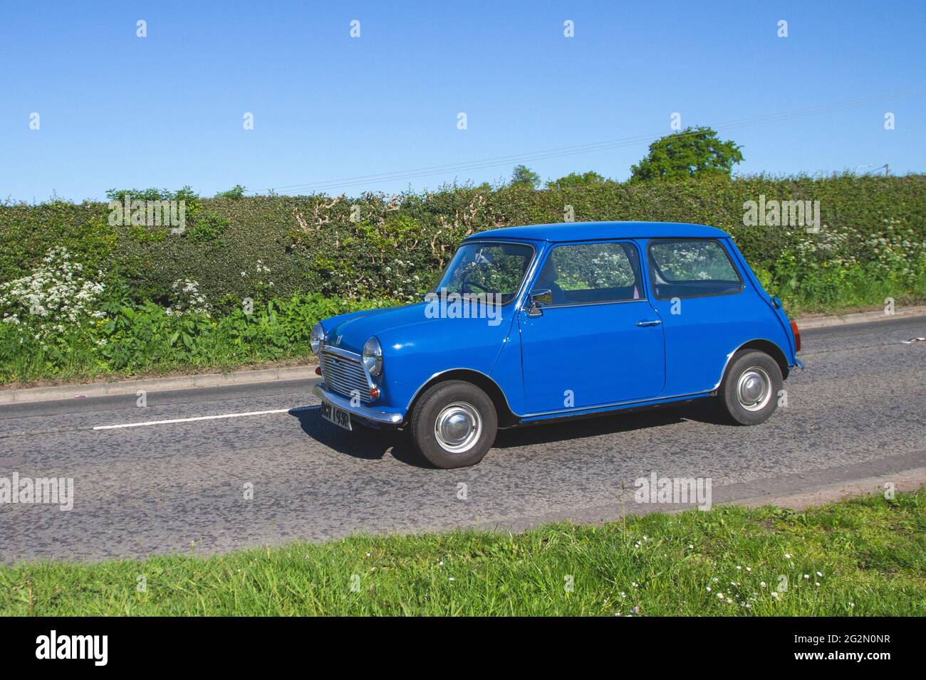 1976 70s soixante-dix Leyland cars Blue Mini 850 848cc essence 2DR, en route vers Capesthorne Hall Classic May car show, Cheshire, Royaume-Uni Banque D'Images