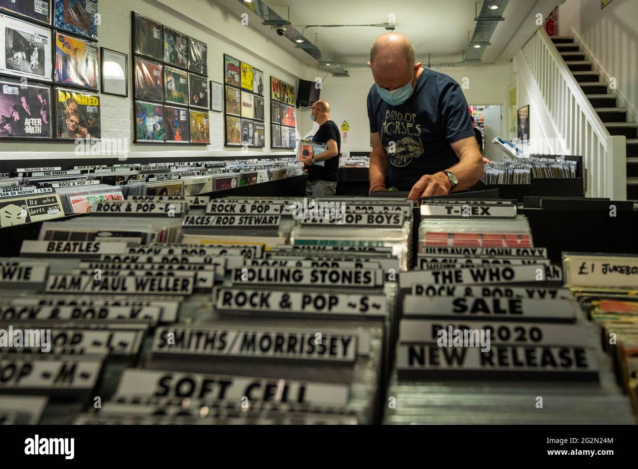 Londres, Royaume-Uni. 12 juin 2021. Les clients de Sister Ray Records à Soho le jour du Record Store, où les boutiques indépendantes du monde entier célèbrent la musique, y compris les versions spéciales en vinyle fabriquées exclusivement pour la journée. Au Royaume-Uni, les ventes de vinyle ont augmenté pour la 13e année consécutive. Le BPI a rapporté que près de 5 millions de disques ont été vendus en 2020 au Royaume-Uni car, avec plus de temps passé à la maison, les amateurs de musique ont eu le temps d'ajouter à leurs collections. Credit: Stephen Chung / Alamy Live News Banque D'Images