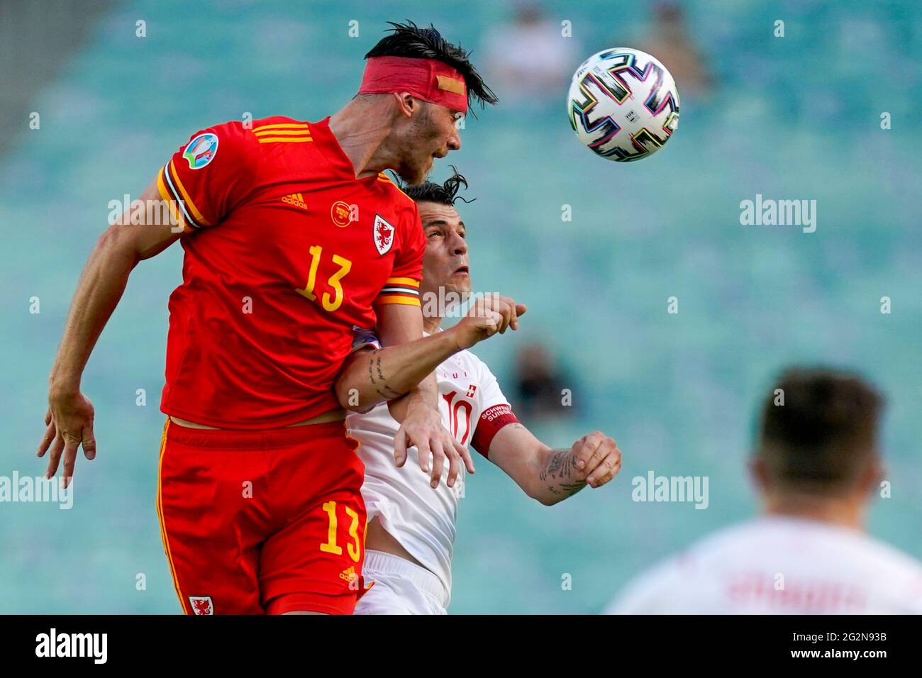 Kieffer Moore (à gauche) du pays de Galles et Granit Xhaka de Suisse se battent pour le ballon dans les airs lors du match du groupe Euro 2020 de l'UEFA A au stade olympique de Bakou, en Azerbaïdjan. Date de la photo: Samedi 12 juin 2021. Banque D'Images