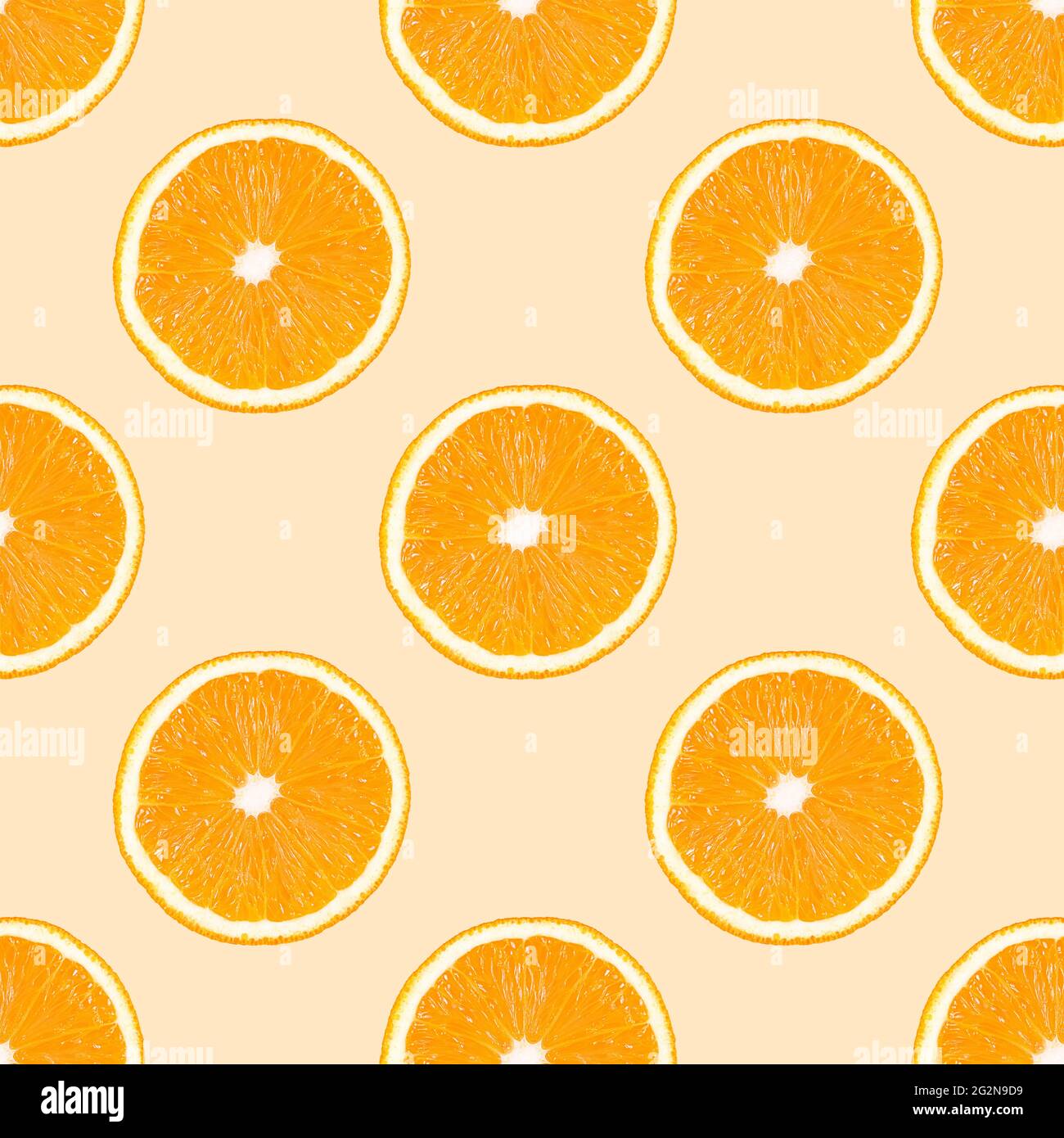 Motif sans couture composé de tranches de fruits orange sur fond beige. Banque D'Images