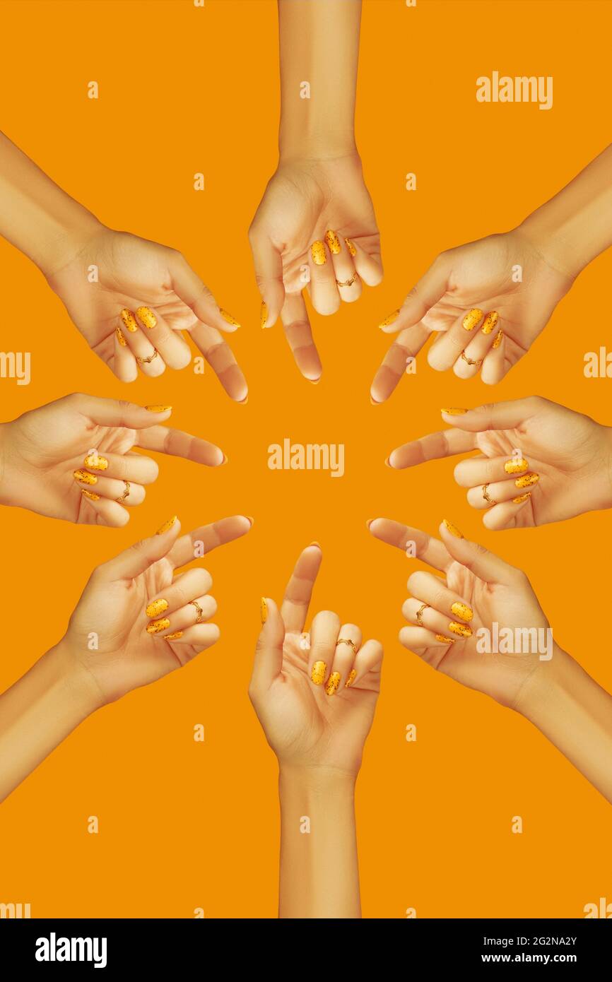 Main de femme avec motif à ongles colorés tendance de l'été Banque D'Images