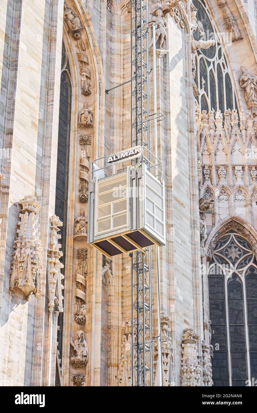 Milan, Italie - 7 juillet 2020. Travaux de restauration dans la cathédrale de Milan, Duomo di Milano, les travailleurs utilisant l'ascenseur mécanique pour monter jusqu'au toit. Duomo Banque D'Images