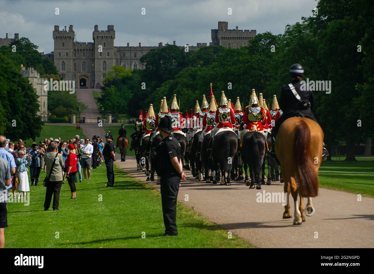 Windsor, Berkshire, Royaume-Uni. 12 juin 2021. Le régiment de Cavalerie de la maison a marché le long de la longue marche aujourd’hui pour le Trooping The Color au château de Windsor afin de célébrer l’anniversaire officiel de sa Majesté la Reine. Il s'agit d'une version réduite en raison des restrictions et restrictions Covid-19 sur les rassemblements de masse. Crédit : Maureen McLean/Alay Banque D'Images