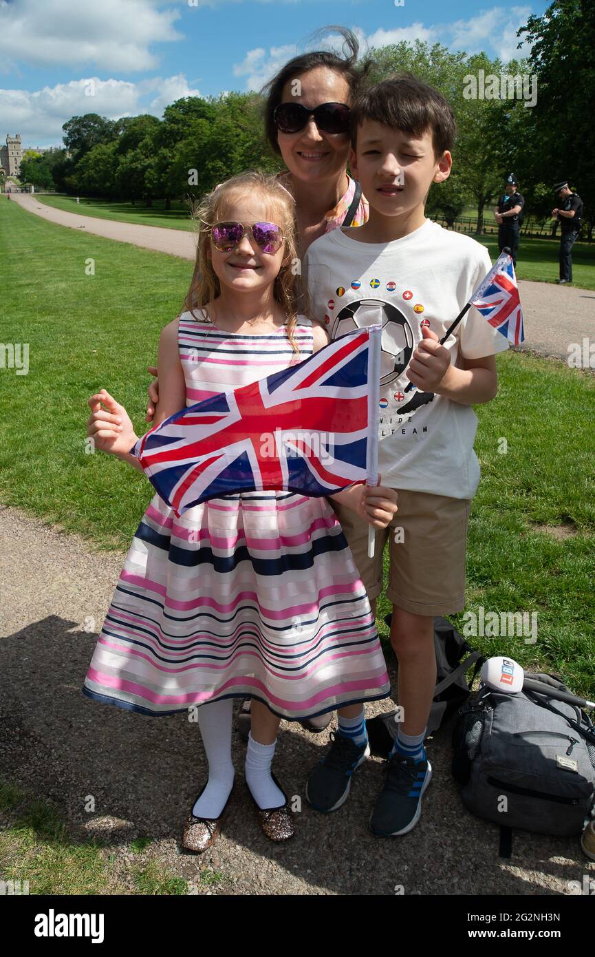 Windsor, Berkshire, Royaume-Uni. 12 juin 2021. Maman Marina et ses enfants Anna et Alexander Kosydar ont participé aujourd’hui aux célébrations du Trooping de la couleur à Windsor pour célébrer l’anniversaire officiel de sa Majesté la Reine. Il s'agit d'une version réduite en raison des restrictions et des restrictions de Covid-19 sur les rassemblements de masse, cependant, de nombreux visiteurs et locaux sont toujours venus à Windsor pour faire partie de la journée. Crédit : Maureen McLean/Alay Banque D'Images