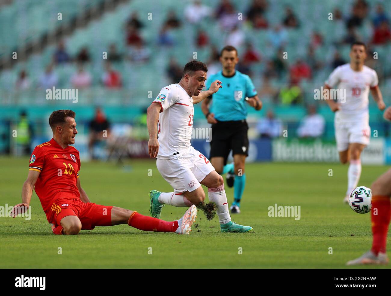Xherdan Shaqiri, Suisse, en action contre Aaron Ramsey, du pays de Galles, lors du championnat de l'UEFA Euro 2020 Group UN match entre le pays de Galles et la Suisse au stade olympique de Bakou le 12 juin 2021 à Bakou, Azerbaïdjan. (Photo par MB Media) Banque D'Images