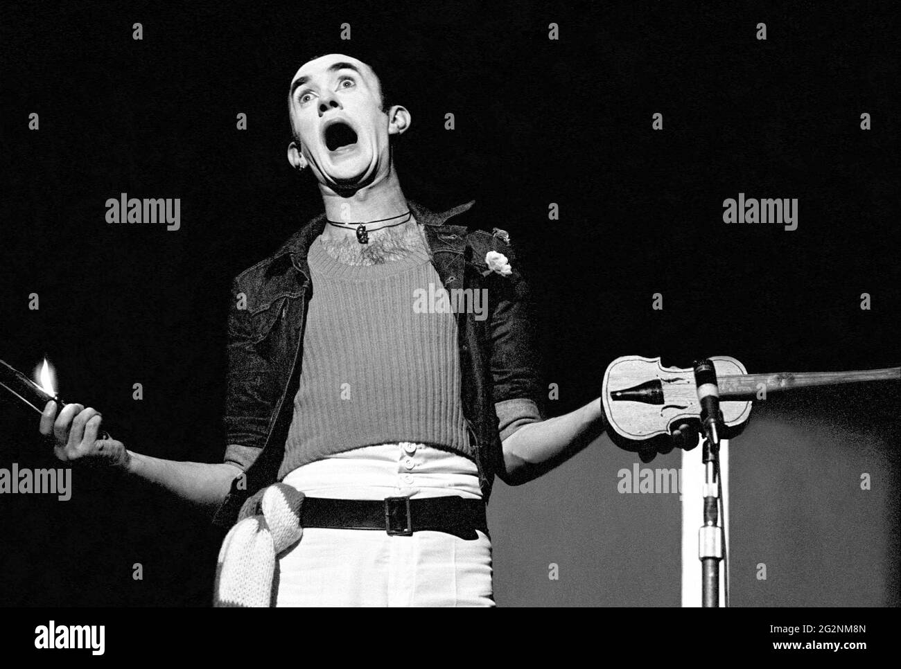 Jonathan Pryce (Gethin Price) dans LES COMÉDIENS par Trevor Griffiths au National Theatre (NT), Old Vic Theatre, Londres SE1 24/09/1975 un Nottingham Playhouse design de production: John Gunter éclairage: Rory Dempster directeur: Richard Eyre Banque D'Images