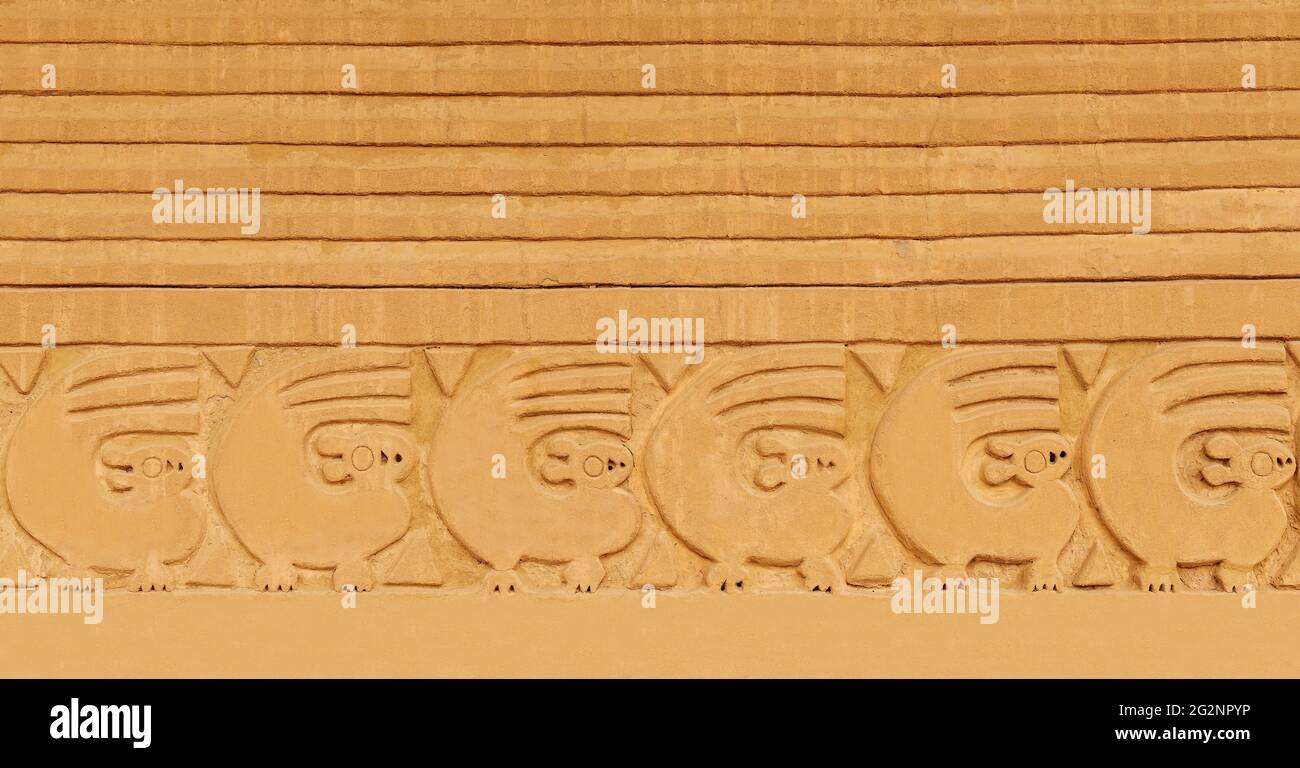 Chan Bas relief d'écureuils sur le mur d'adobe, Trujillo, Pérou. Banque D'Images