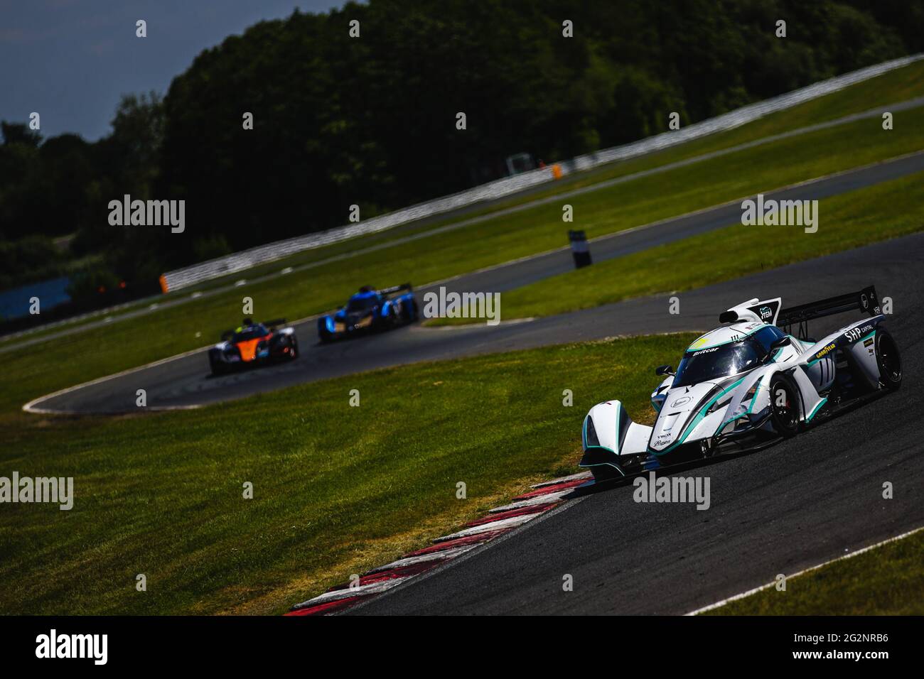 Oulton Park, Cheshire, Royaume-Uni. 12 juin 2021. Richard Wells et Alex Kapadia pilotant le Tim Gray Motorsport Praga R1T dirige la course lors du championnat de catégorie Britcar Endurance / Praga Round 3 à Oulton Park, Cheshire, Angleterre, le 12 juin 2021. Photo de Jurek Biegus. Utilisation éditoriale uniquement, licence requise pour une utilisation commerciale. Credit: Jurek Biegus/Alamy Live News Banque D'Images