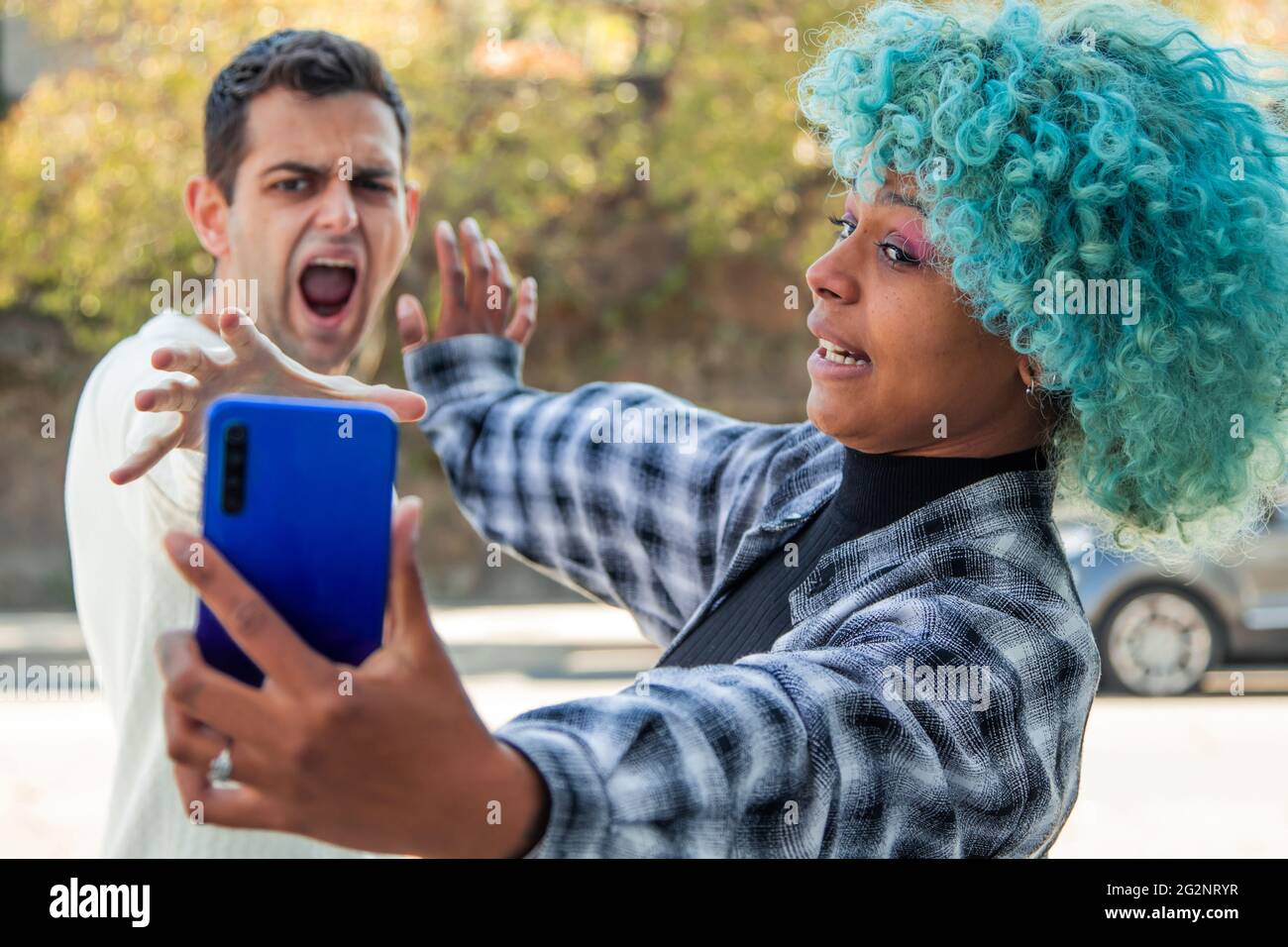 couple qui lutte sur le téléphone portable Banque D'Images