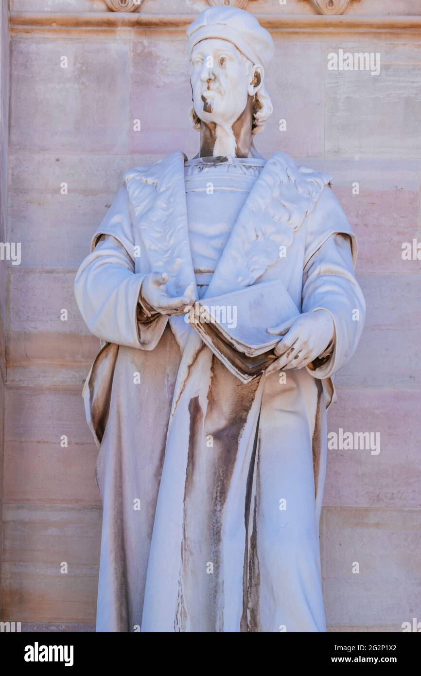 Statue de Luis vives, à l'extérieur de la Biblioteca Nacional de España. Juan Luis vives March était un érudit espagnol et humaniste de la Renaissance qui a passé le plus o Banque D'Images