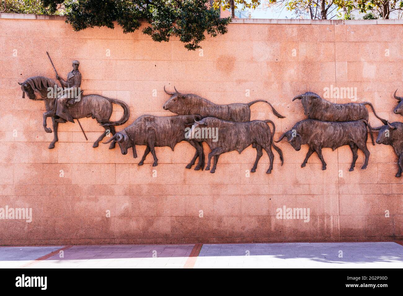 Énorme bas-relief en bronze, appelé 'El Encierro' par le sculpteur de Barcelone Luis Sanguino. La plaza de toros de Las Ventas, connue simplement sous le nom de Las Ventas, est Banque D'Images