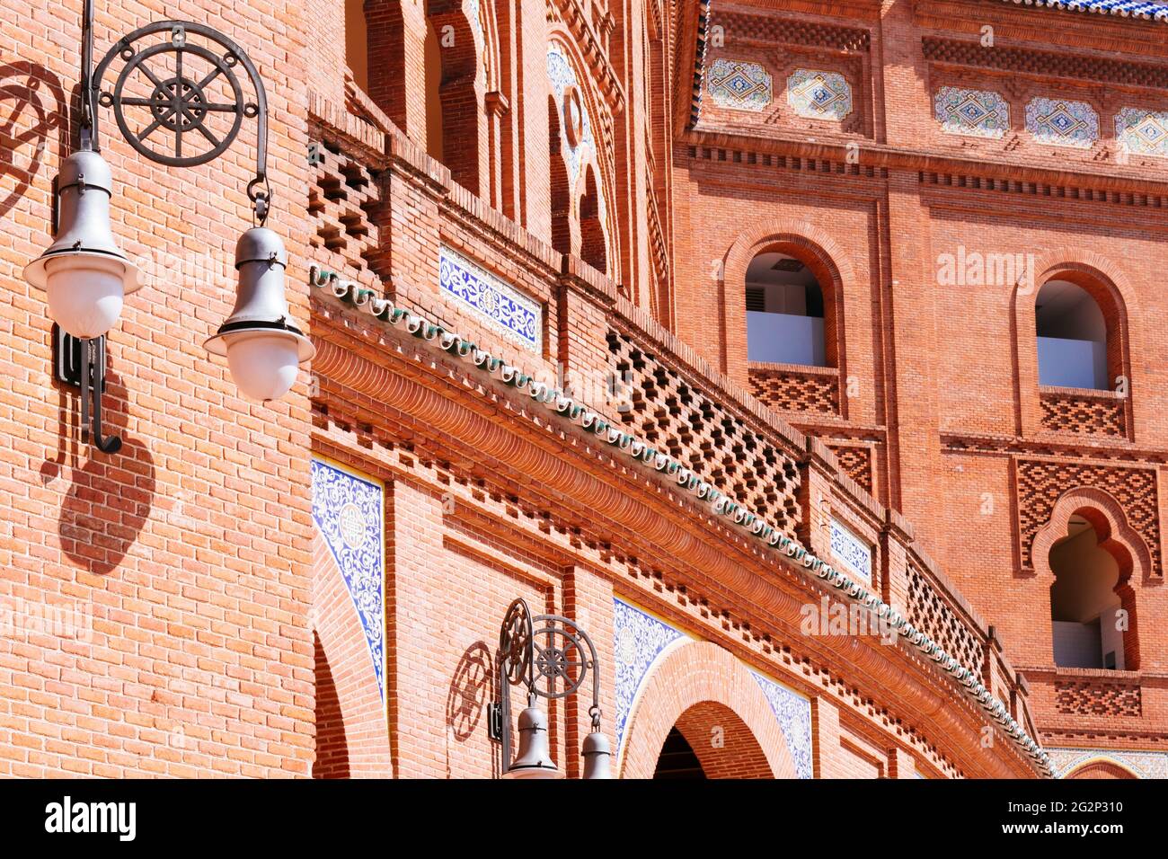 Détail de l'architecture. La plaza de toros de Las Ventas, connue simplement sous le nom de Las Ventas, est la plus grande arène de corrida d'Espagne. Cette saillie arrondie était à motif Banque D'Images