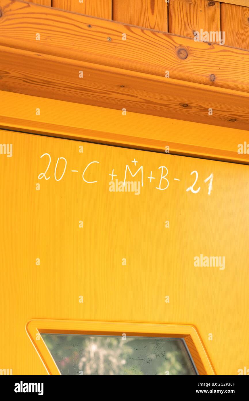 Cracher la porte - une porte bénie par le Sternsinger en Autriche avec C+M+B, en latin 'Christus mansionem benedictat' (que le Christ bénisse cette maison) Banque D'Images