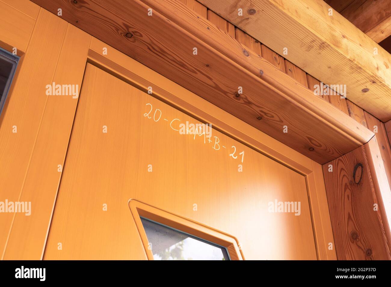 Cracher la porte - une porte bénie par le Sternsinger en Autriche avec C+M+B, en latin 'Christus mansionem benedictat' (que le Christ bénisse cette maison) Banque D'Images