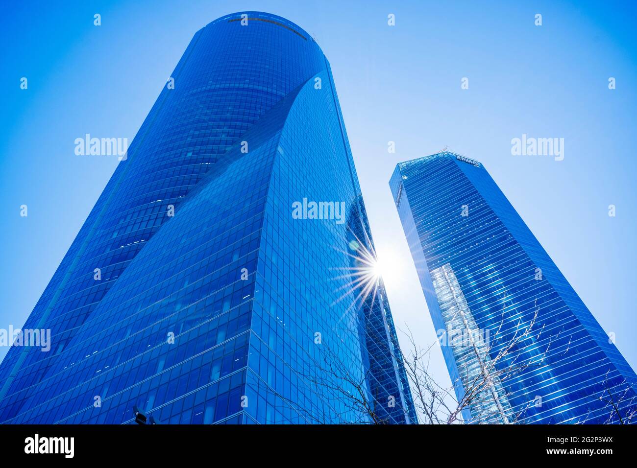 La tour spatiale Torre Espacio (L) et la tour de verre Torre de Cristal (R). Complexe du quartier des affaires de Cuatro Torres. Paseo de la Castellana, Madrid, C. Banque D'Images