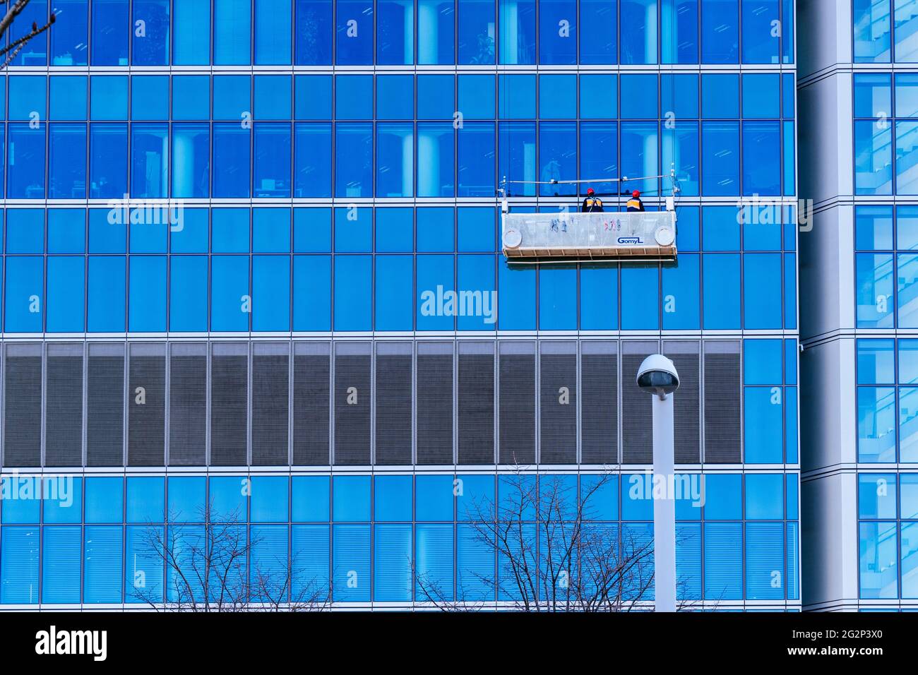 Travaux de nettoyage des vitres. Entretien des bâtiments. La Torre de Cristal - Tour de verre est un gratte-ciel dans le quartier d'affaires de Cuatro Torres, CTBA, à Madrid, SP Banque D'Images