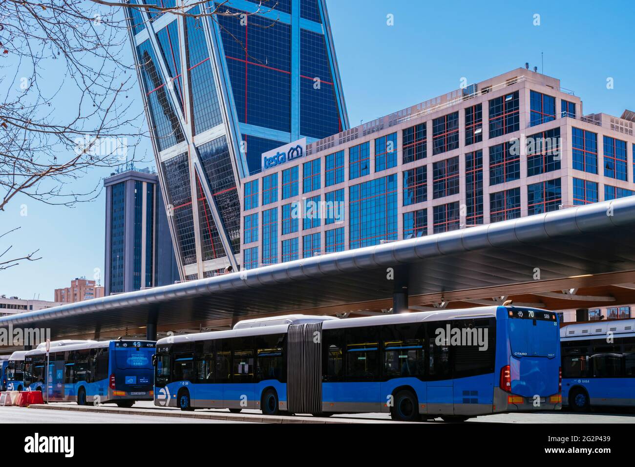Centre de transport de Plaza Castilla - Intercambiador Plaza de Castilla. Trois lignes de métro et cinquante lignes de bus convergent à l'échangeur de transport. Madri Banque D'Images