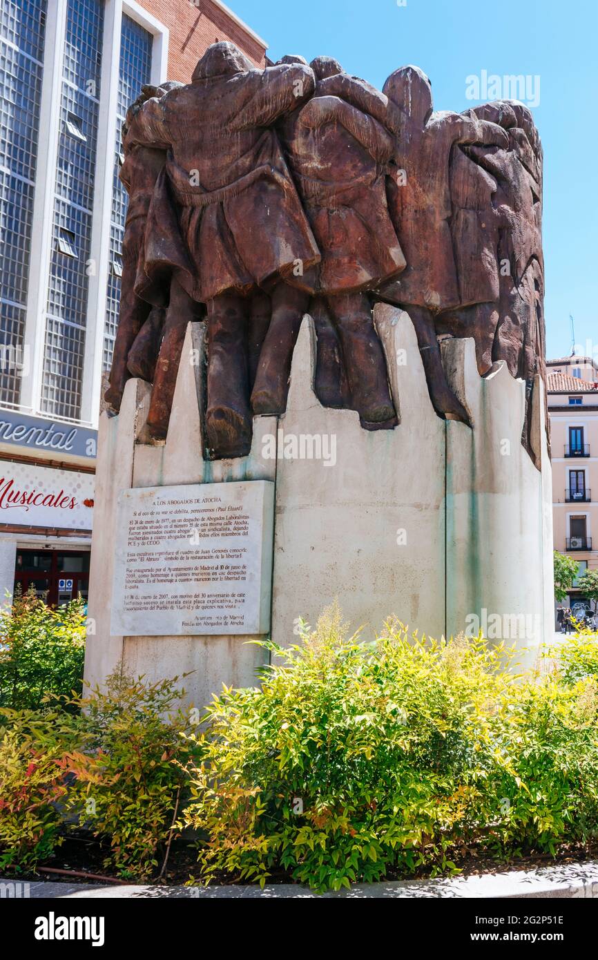 El abrazo, le hug, ou le Monument aux avocats Atocha, Monumento a los abogados de Atocha. Un rendu tridimensionnel de la peinture de Juan Genovés Banque D'Images