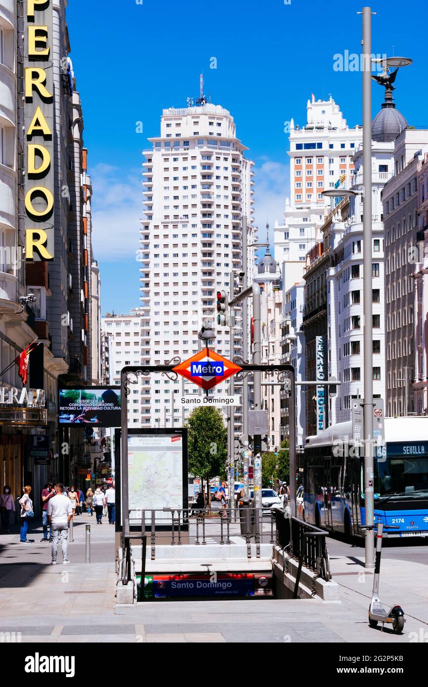 Station de métro Santo Domingo. Gran Vía pendant la pandémie de COVID-19. La rue Gran Vía, Great Way, est une esplanade urbaine dans le centre de Madrid, en Espagne. Il lea Banque D'Images