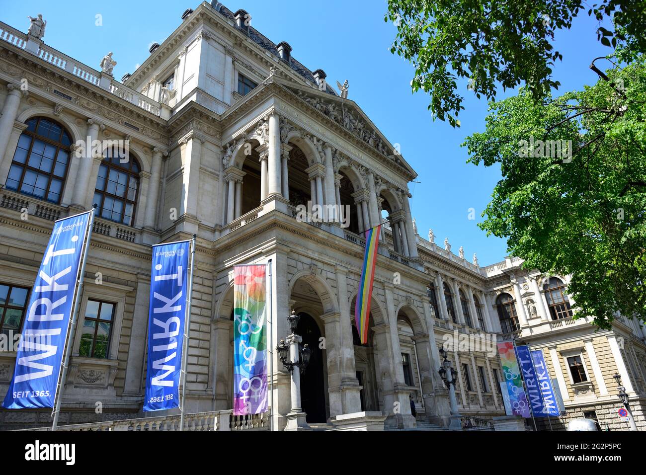 Vienne, Autriche. Vienne Pride mois 2021. Le drapeau arc-en-ciel à l'Université de Vienne Banque D'Images