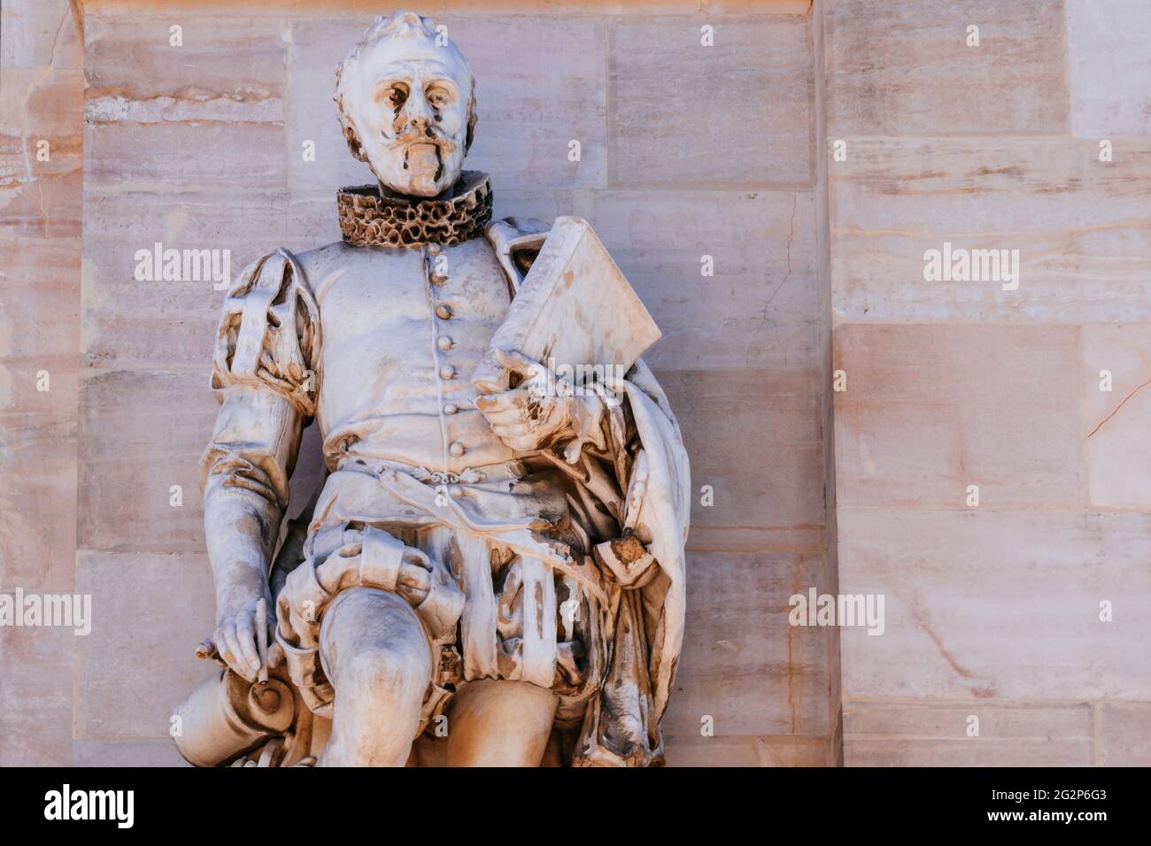 Statue de Cervantes, à l'extérieur de la Biblioteca Nacional de España. Miguel de Cervantes Saavedra était un écrivain espagnol largement considéré comme le plus grand bref Banque D'Images