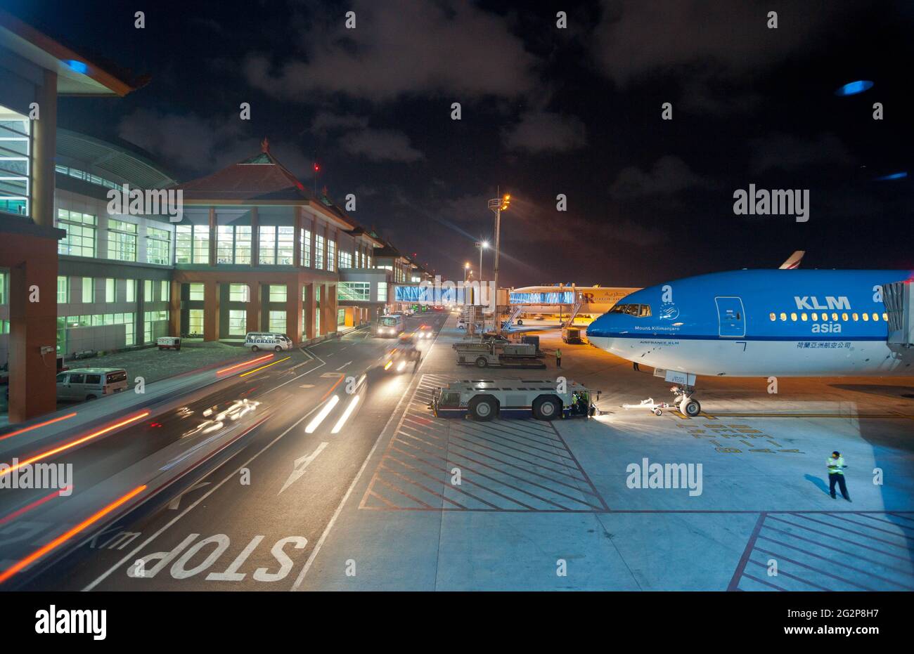 KLM Royal Dutch Boeing 777 à l'aéroport Denpasar Ngurah Rai en Indonésie Banque D'Images