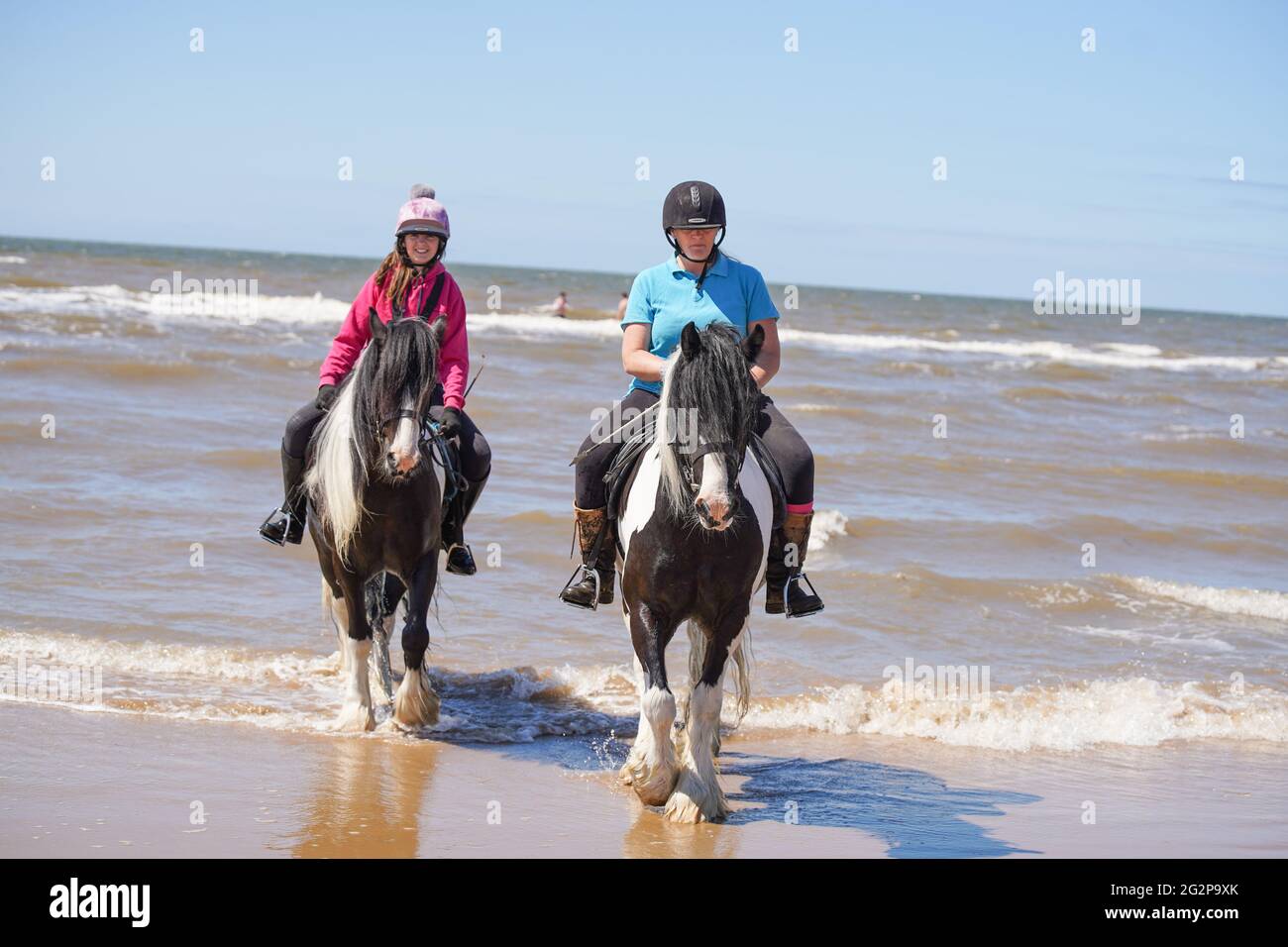 Formby, Royaume-Uni. 12 juin 2021. Cara Cook, 43 ans, et Sam Cook, 13 ans, profitez du temps chaud sur la plage de Formby à Merseyside. Crédit photo: Ioannis Alexopoulos/Alay Live News Banque D'Images