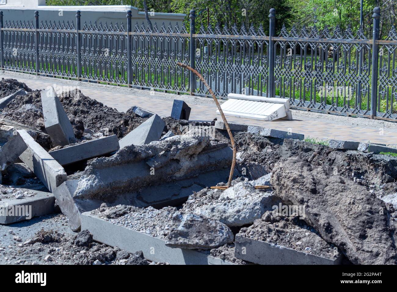 Pile de pierre de trottoir détruite sur le chantier de construction de routes Banque D'Images