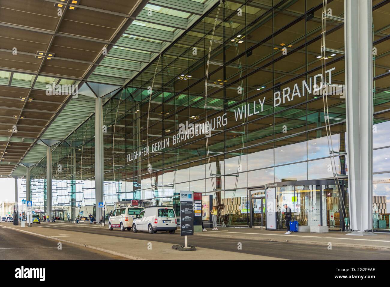 BERLIN, ALLEMAGNE - 18 MAI 2021 : extérieur du terminal 1 de l'aéroport international de Brandebourg de Berlin, BER, récemment ouvert Banque D'Images