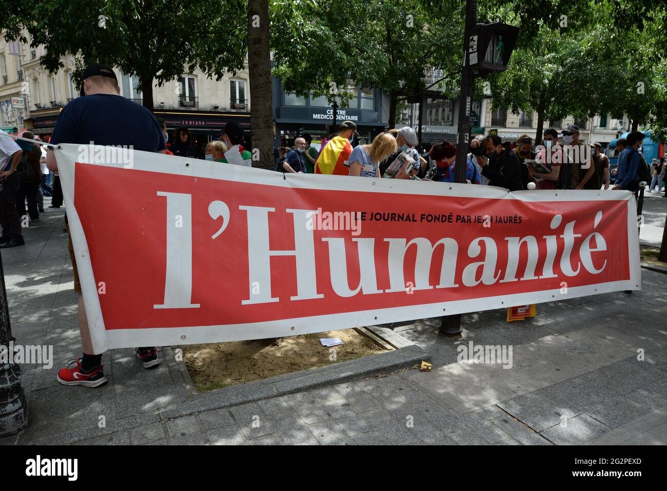 Paris, près de 10,000 personnes ont défilé de la place de Clichy à la place de la République, contre l'extrême droite et ses idées Banque D'Images