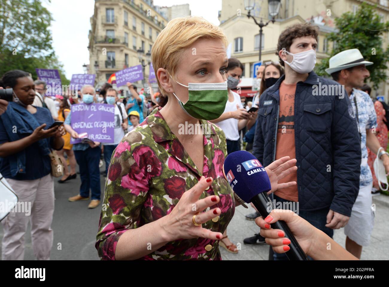 Paris, près de 10,000 personnes ont défilé de la place de Clichy à la place de la République, contre l'extrême droite et ses idées Banque D'Images