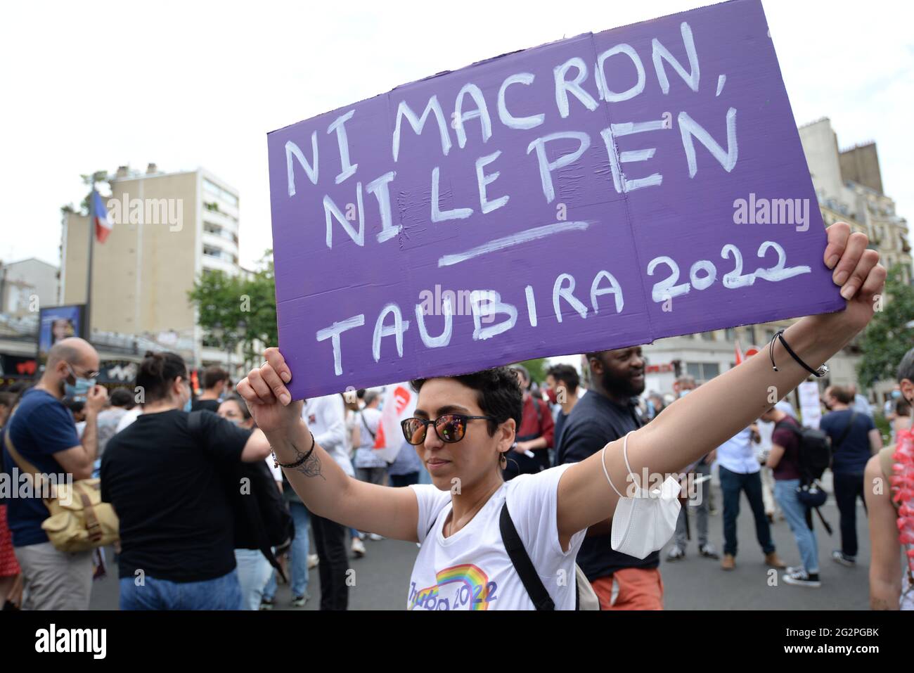 Paris, près de 10,000 personnes ont défilé de la place de Clichy à la place de la République, contre l'extrême droite et ses idées Banque D'Images