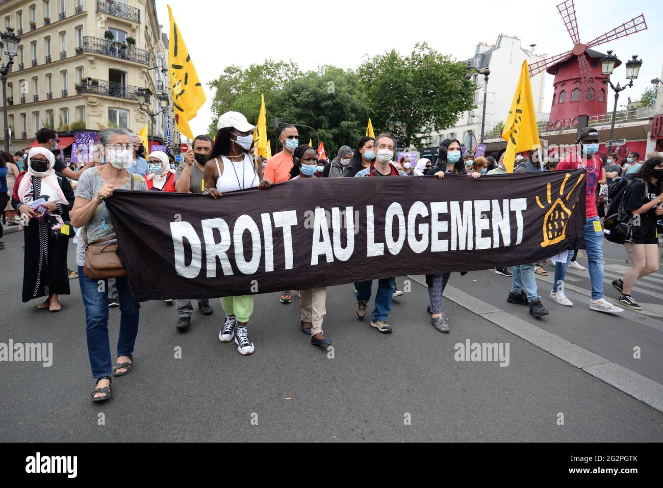 Paris, près de 10,000 personnes ont défilé de la place de Clichy à la place de la République, contre l'extrême droite et ses idées Banque D'Images