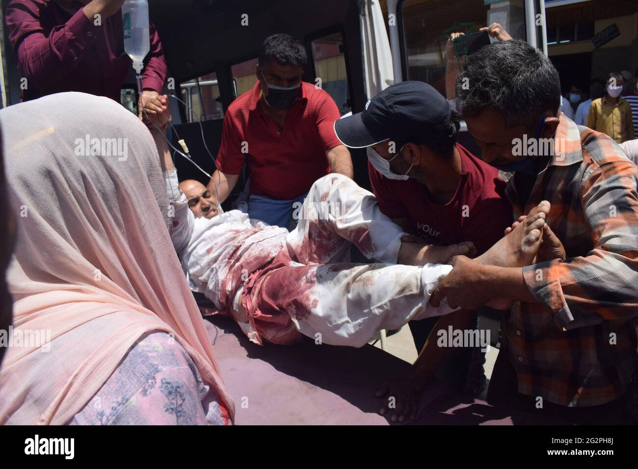 Sopore, Cachemire. 12 juin 2021. Un civil a été blessé et transféré à l'hôpital SMHS de Srinagar. Au moins deux membres du personnel de sécurité et deux civils ont été tués lors d'une attaque militante à Sopore, au nord du Cachemire. Au moins trois autres personnes, dont un policier, ont été blessées lors de l'attaque. Ils ont tiré sur un groupe conjoint de la Force de police de la Réserve centrale (FCRF) et de la police près de main Chowk Sopore, dans le district de Baramulla, à Jammu-et-Cachemire. Banque D'Images