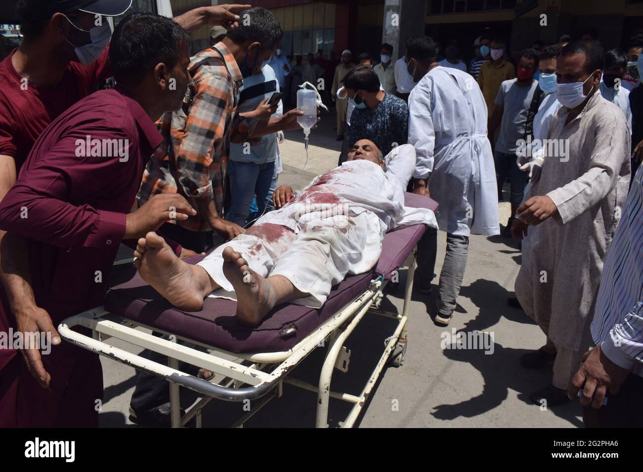 Sopore, Cachemire. 12 juin 2021. Un civil a été blessé et transféré à l'hôpital SMHS de Srinagar. Au moins deux membres du personnel de sécurité et deux civils ont été tués lors d'une attaque militante à Sopore, au nord du Cachemire. Au moins trois autres personnes, dont un policier, ont été blessées lors de l'attaque. Ils ont tiré sur un groupe conjoint de la Force de police de la Réserve centrale (FCRF) et de la police près de main Chowk Sopore, dans le district de Baramulla, à Jammu-et-Cachemire. Banque D'Images
