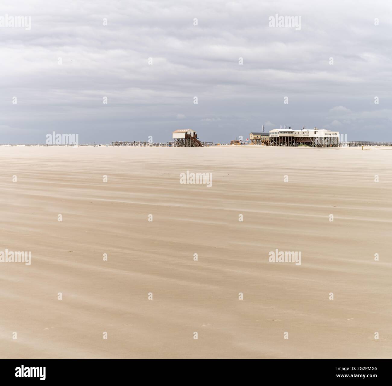 Sankt Peter-Ording, Allemagne - 26 mai 2021 : vue sur les bâtiments de la plage sur pilotis, sur la côte de la mer des Wadden, dans le nord-ouest de l'Allemagne Banque D'Images