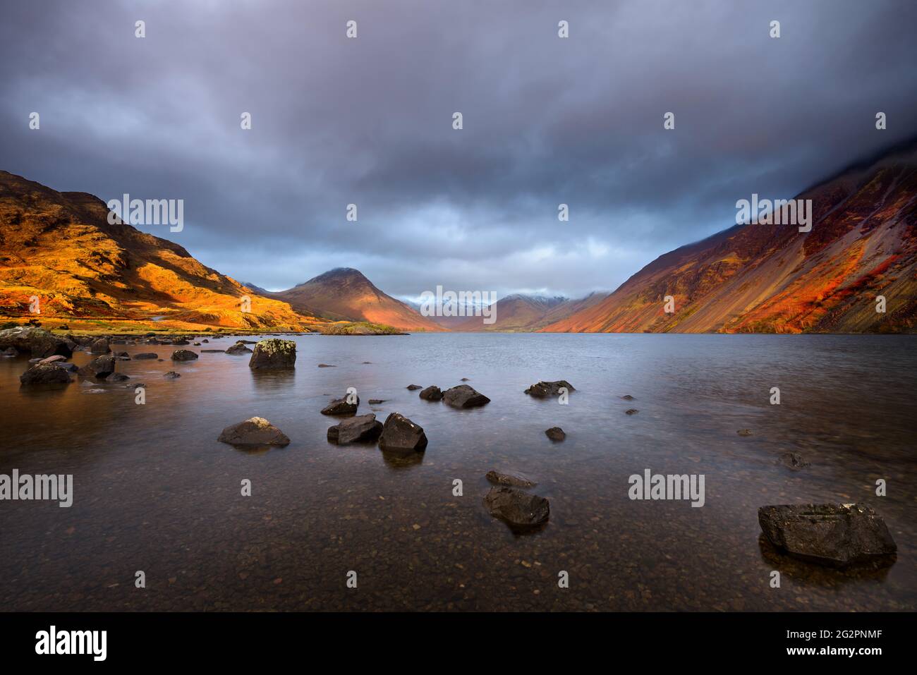 Nuages de tempête et magnifique coucher de soleil sur les montagnes au lac le plus profond d'Englands Wastwater dans le Lake District, Royaume-Uni. Banque D'Images